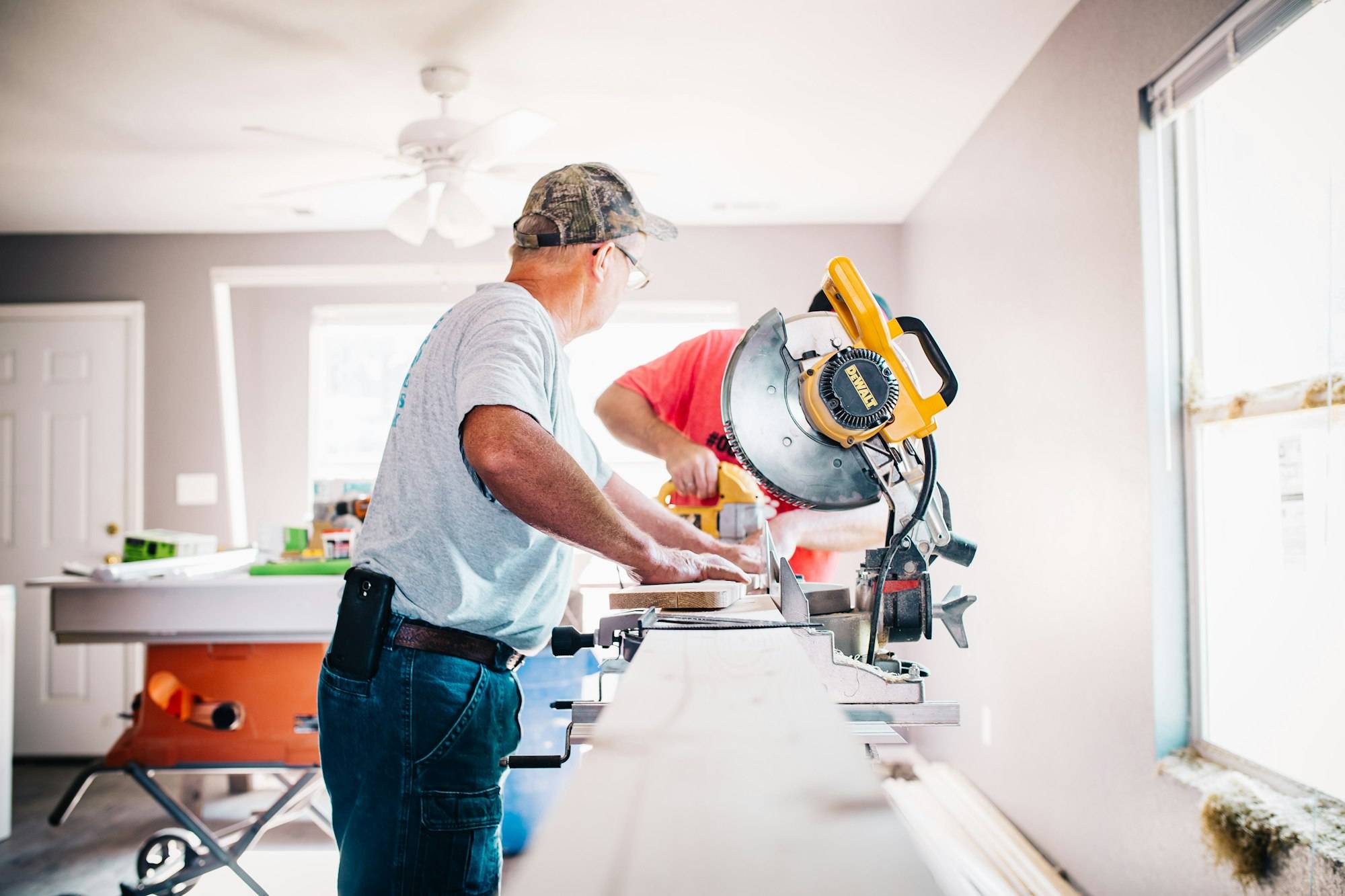 Operai al lavoro in un cantiere di ristrutturazione
