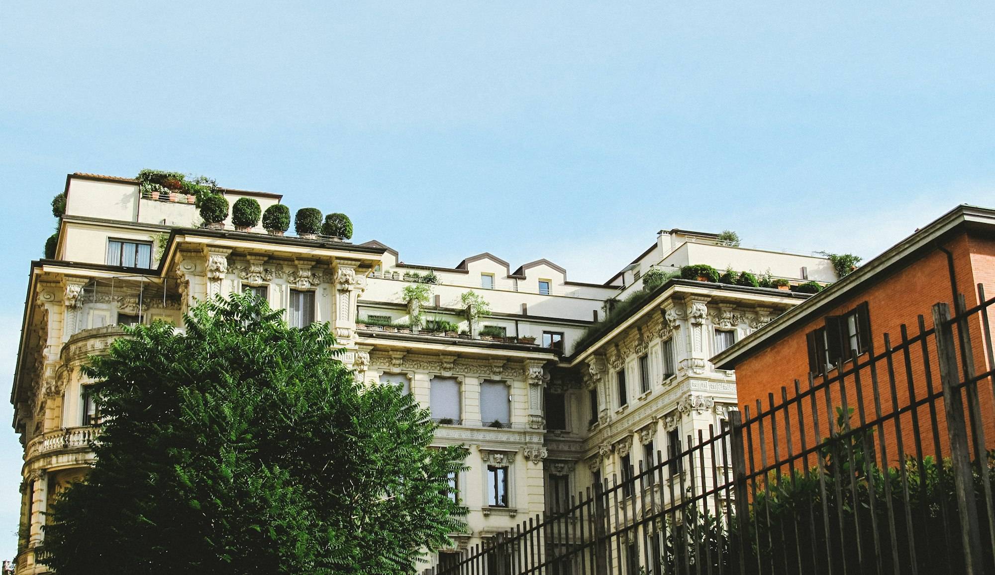 Facciata di un palazzo residenziale storico in una via di Milano