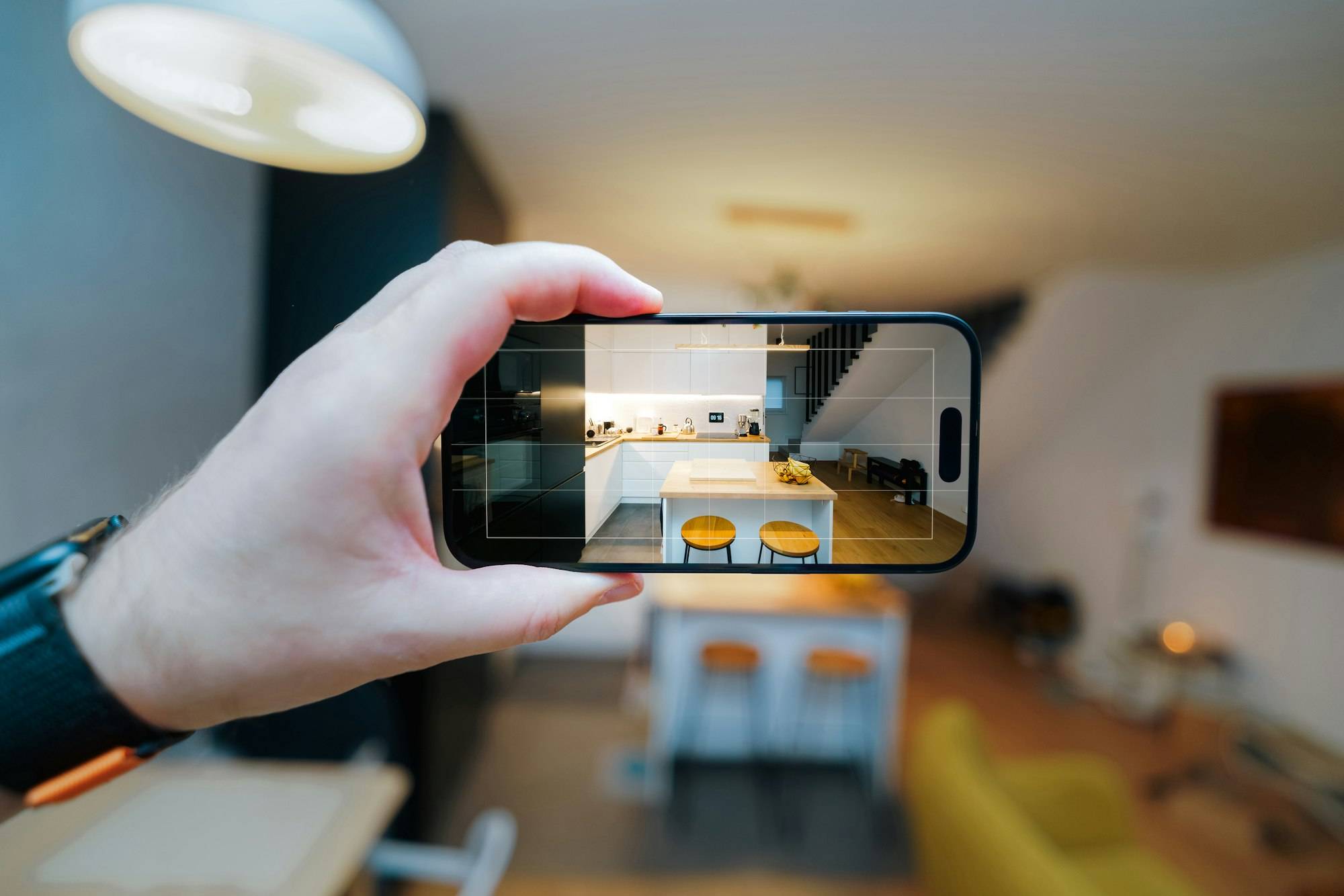 Smartphone che inquadra un soggiorno durante il rilievo